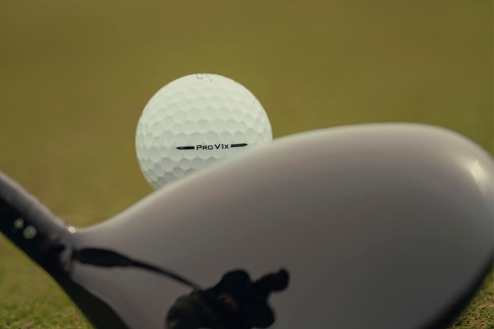 ドライバーの後方に置かれた2025年Pro V1xの公式実物写真
