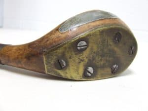 R.フォーガンのドライバー。1890年と記録されたR.フォーガンのドライバー。金属のソールと木製ヘッドを備えた館蔵品を、この時代の道具として紹介する。個別選手の使用モデルを断定しない。