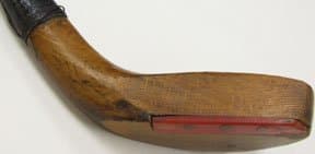 G.フォレスターのドライバー。1885年と記録されたG.フォレスターのドライバー。木製ヘッドと首の接合、ホーンの補強が見える館蔵の実物写真。この年の新発売や使用率首位を示すものではない。