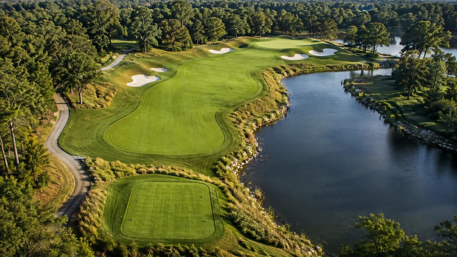 池とバンカーが配置されたゴルフコースの俯瞰