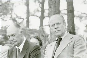 左にベン・ホーガン、右にジェラルド・フォード大統領が座る公式写真