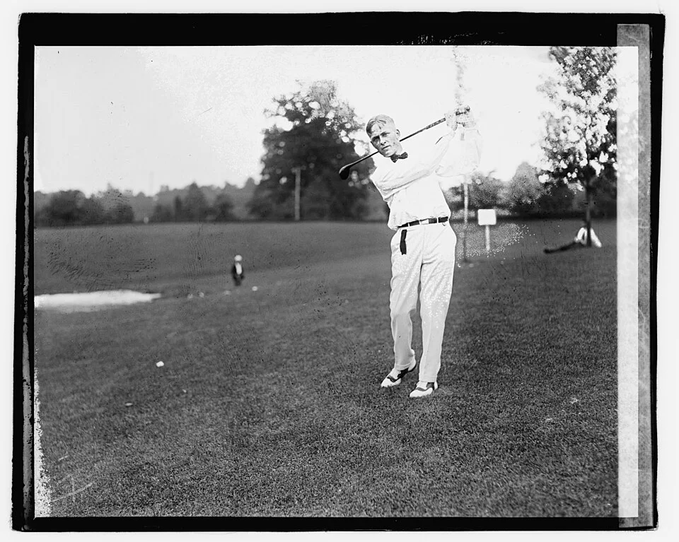 クラブを振り上げたボビー・ジョーンズ、1921年
