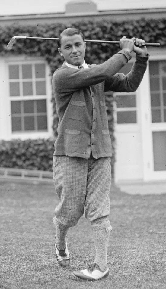 クラブを肩の後ろに構えるジーン・サラゼン、1922年